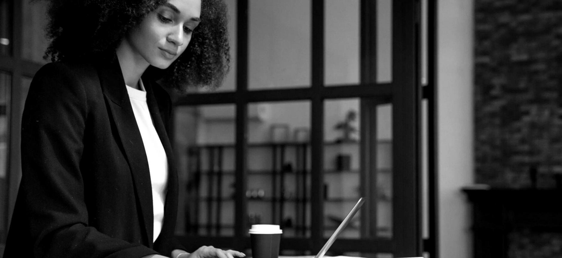 Pulevou instructor delivering structured financial analysis content
